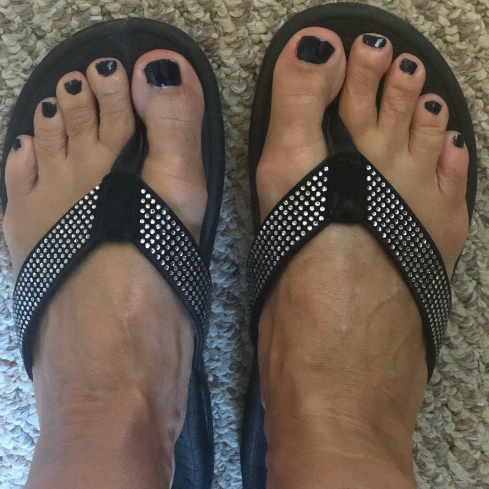 Bionic black flips size 8 women’s